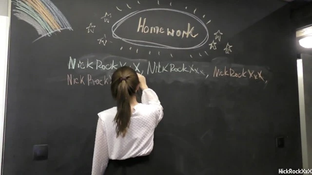 Un camarade de classe timide suce la grosse bite du professeur après les cours