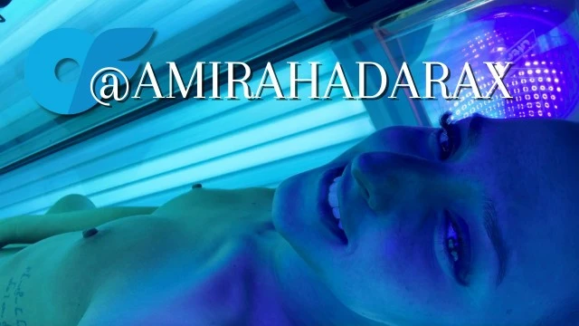 Masturbation extrême de la chatte dans un solarium - Amirah Adara