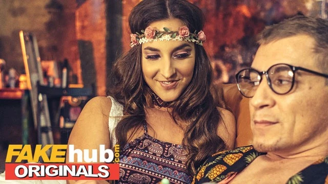 FAKEhub Originals Amirah Adara, une hippie qui aime les grosses bites