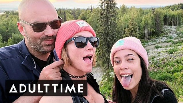 POV Un groupe polyamoureux chaud fait un plan à trois dans les bois