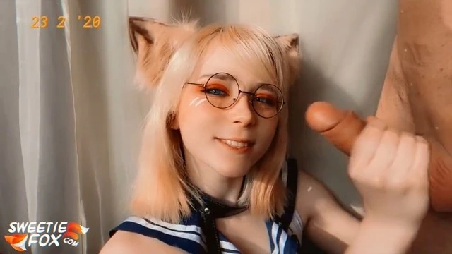 Sweet Fox suce la bite de son voisin et avale du sperme - Cosplay