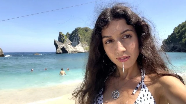 Hottie me suce la bite sur une plage publique et se promène le long du rivage avec du sperme sur le visage - Cumwalk