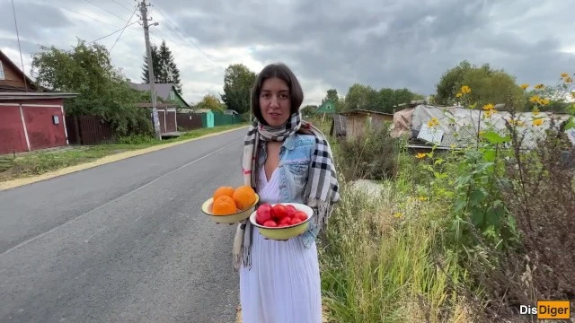 J'ai demandé à l'agricultrice de montrer comment elle cultive des fruits et légumes juteux...