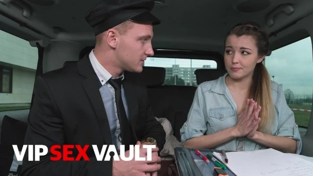 VIP SEX VAULT - La chaude étudiante Cindy Shine offre sa chatte au chauffeur de taxi