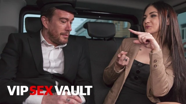 VIP SEX VAULT - La petite fille Lullu Gun convainc le chauffeur de taxi de lui baiser la chatte