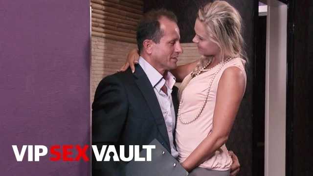 VIP SEX VAULT - La blonde éjacule Barra Brass baise un agent immobilier