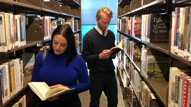 Angela White et moi lisons tranquillement dans une bibliothèque