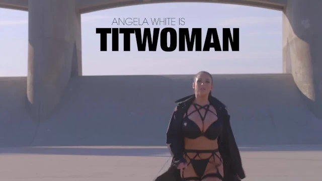 Angela White est une titwoman