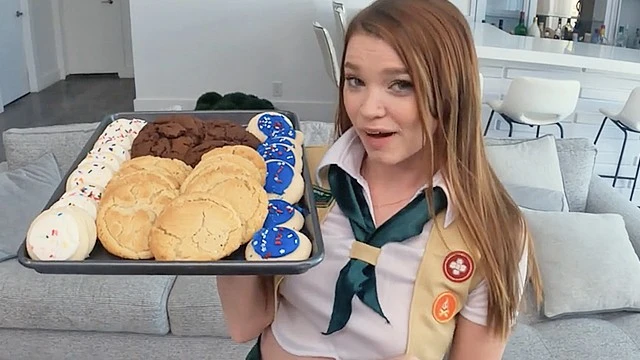 Une fille taquine motivée - Scout Cookie Girl baise une grosse bite