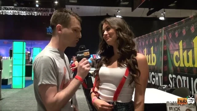 PornhubTV avec Allie Haze à eXXXotica 2013