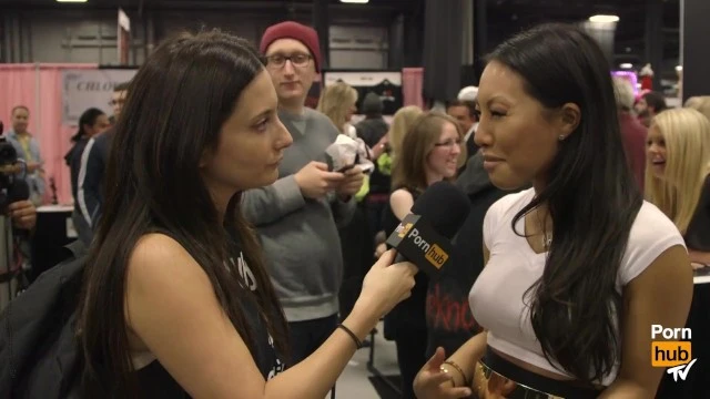 Asa Akira & Cherokee D Ass à eXXXotica 2015 avec Pornhub Aria PornhubTV