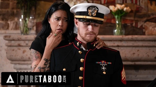 PURE TABOO, la veuve solitaire, Dana Vespoli, veut que son beau-fils porte l'uniforme militaire de son mari disparu et la baise