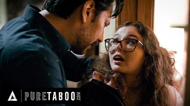 PURE TABOO, une écolière innocente, Leana Lovings, tente de séduire un professeur menaçant pour le sexe