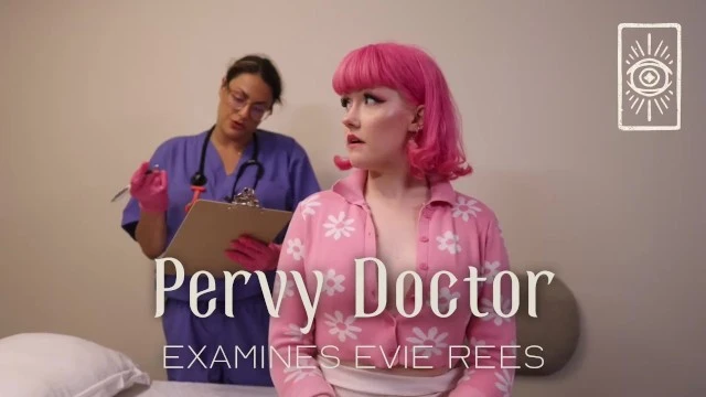 Un docteur pervers examine Evie Rees