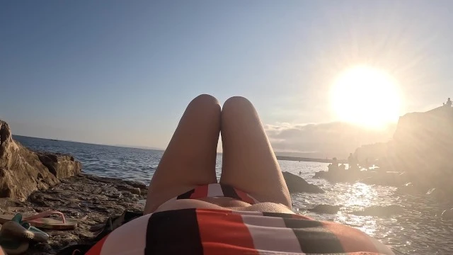 UNE JEUNE FEMME À LA MER