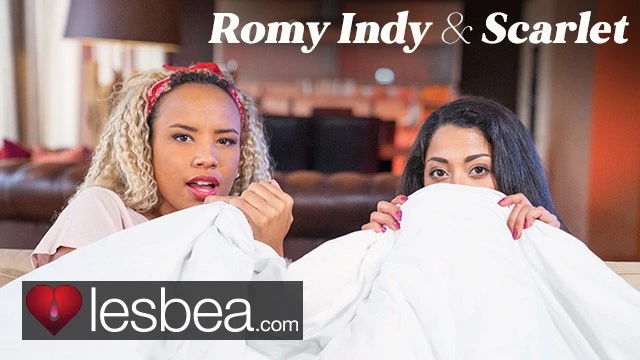 Romy Indy et Scarlet Rebel lors d'une soirée cinéma faisant l'amour lesbien