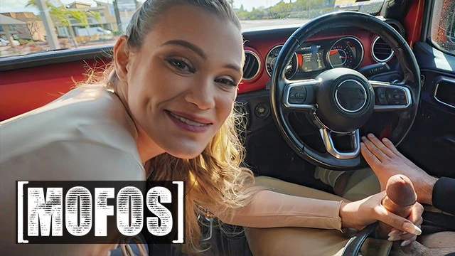 Mofos - Chloe Rose suce la bite de Charles Dera pendant qu'il conduit et le monte dès qu'ils rentrent à la maison