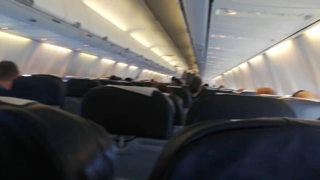 Toucher ma chatte dans un avion pendant que personne ne regarde et profite de la vue extérieure