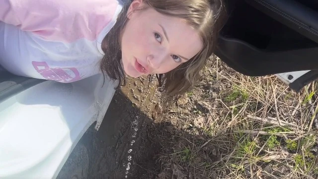 Petite fille s'est donnée pour être baisée dans le cul par un chauffeur de taxi et il a énervé dans sa bouche