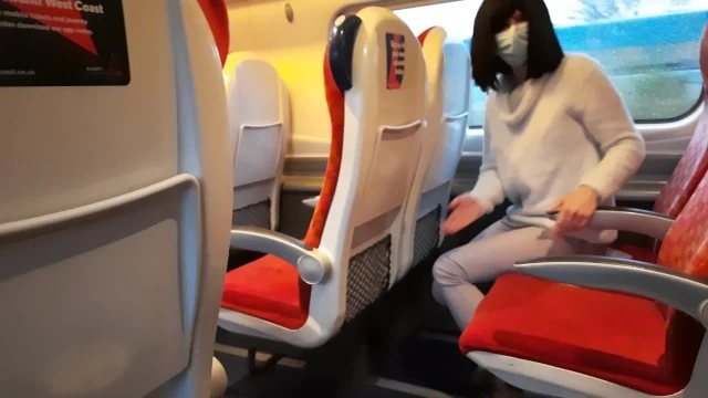 La bite publique Flash dans le train s'est retrouvée avec une branlette risquée et une pipe d'un étranger. 