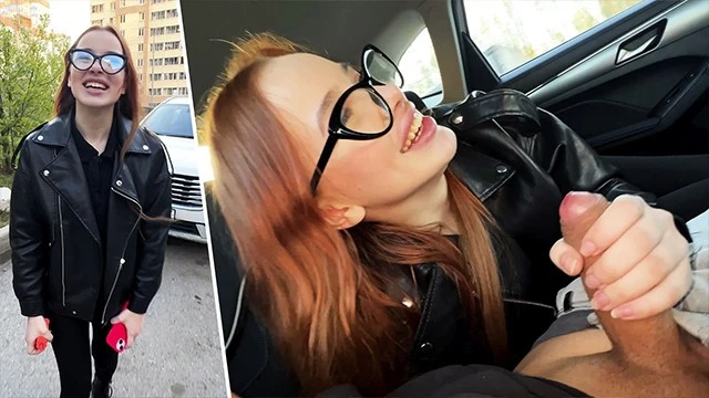 La rousse de 18 ans donne une pipe publique torride dans un taxi tandis que le conducteur