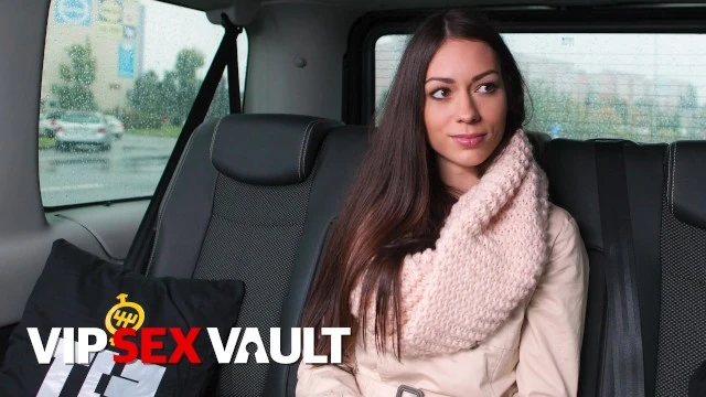 FuckedIntraffic - Brunette Beauty Arwen Gold Scaute durement dans la banquette arrière - Vipsexvault