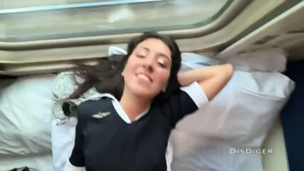 "Conductrice russe baisée dans le train - Scène torride"