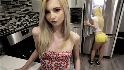 "Lexi Lore et Kenzie Reeves défient leur beau-père coquin"