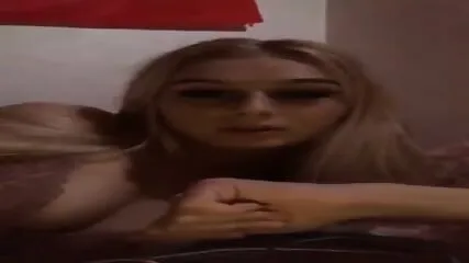 "French teen Léa exhibe ses seins en direct sur Periscope"