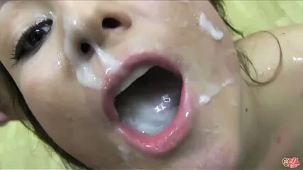 Jolie Bombe Aspire un Chaud Bukkake en HD