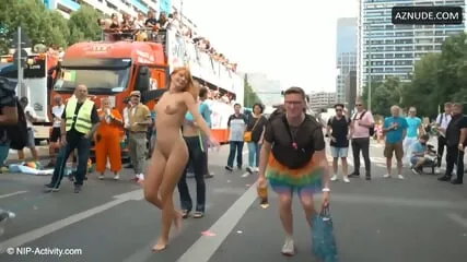 Mujeres desnudas en público - Dolly Dyson se desvanece sola