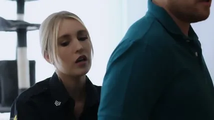 "Sarah Taylor excitada por un oficial de policía - Torride Scene"