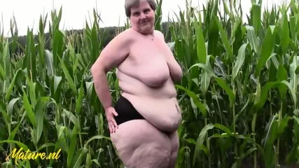 "Tina BBW peloso maturo mostra il suo culo e la figa in un campo di mais"