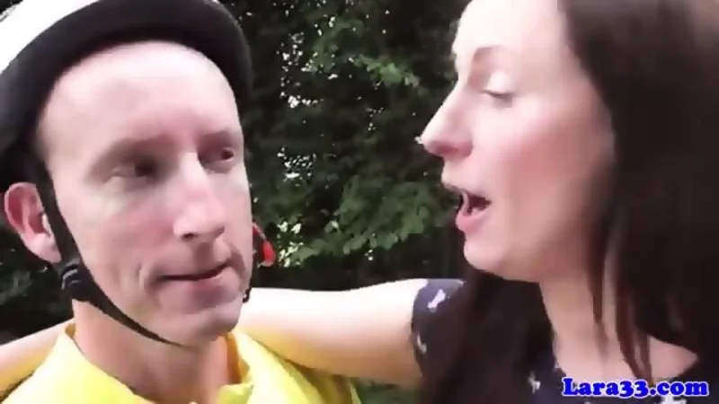 "MILF en bas nylon suce une grosse bite de cycliste"